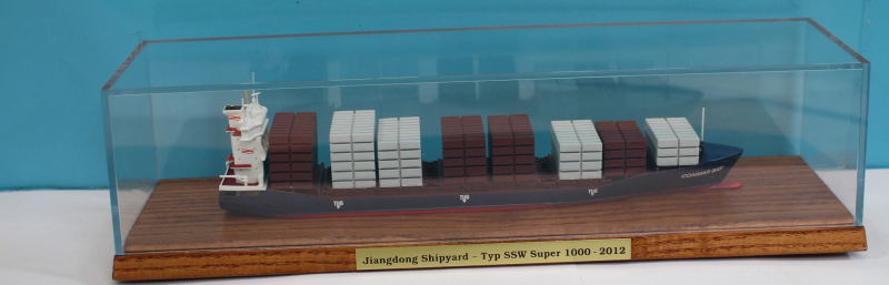 Containerschiff "Conmar Bay" Jiangdong Shipyard Typ SSW Super 1000 (1 St.) 2012 in Vitrine von Conrad 1:700